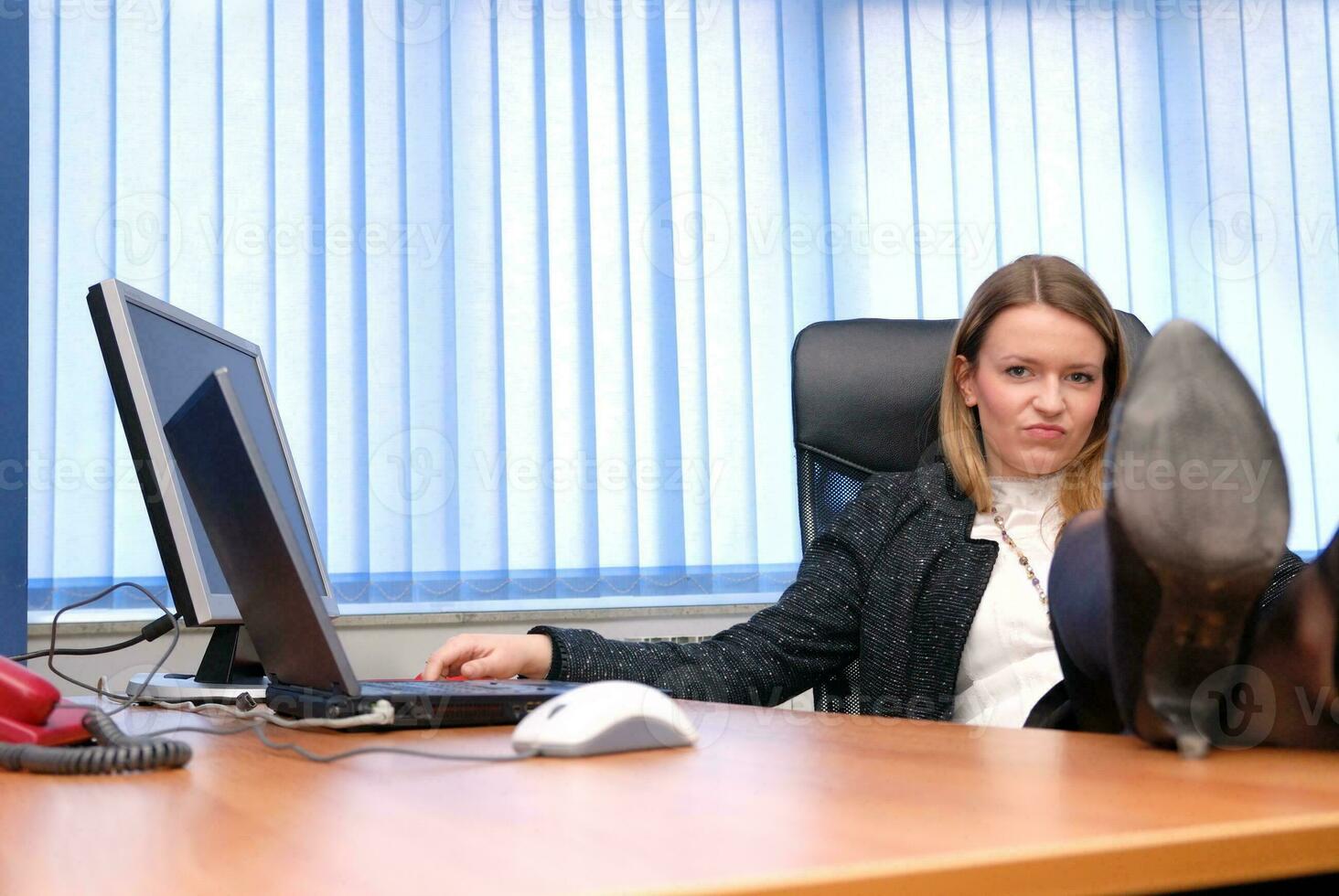 .bedrijf vrouw ontspannende met haar voeten Aan de bureau foto