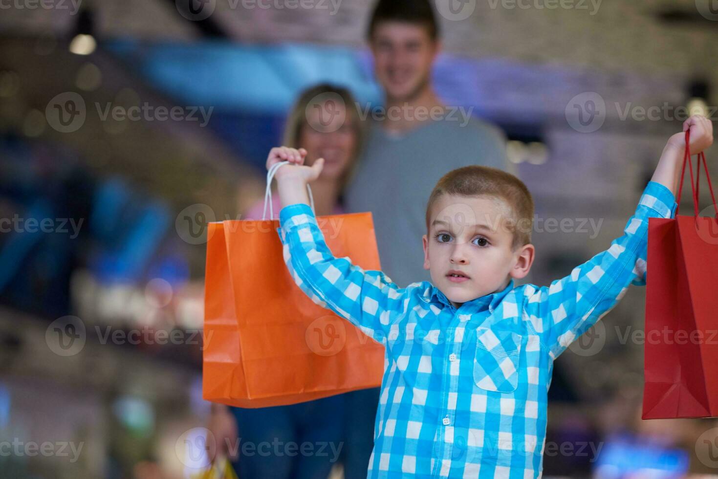 jong familie met boodschappen doen Tassen foto