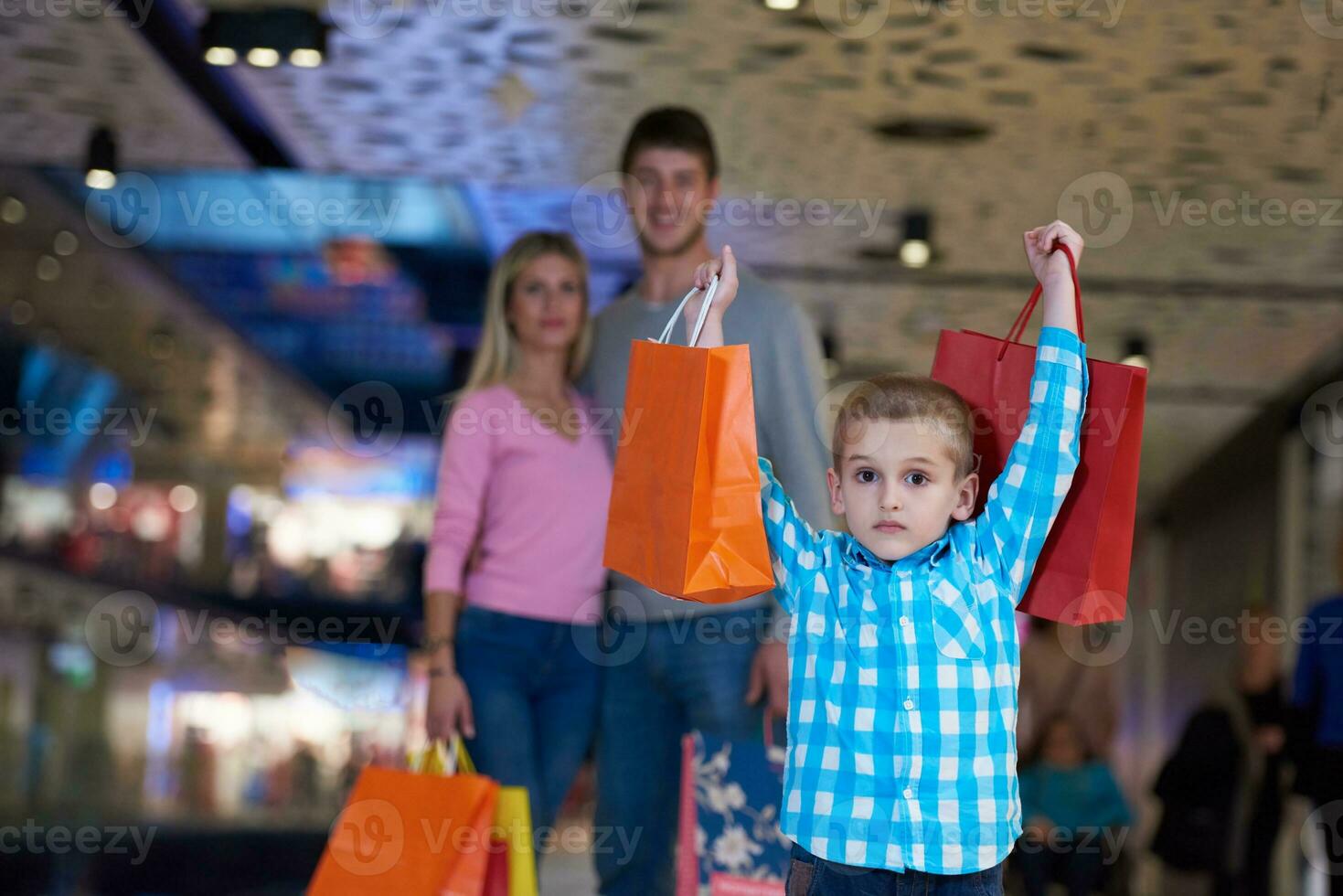 jong familie met boodschappen doen Tassen foto