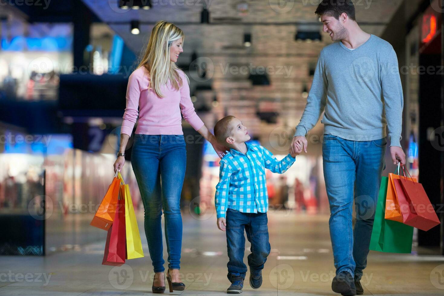 jong familie met boodschappen doen Tassen foto