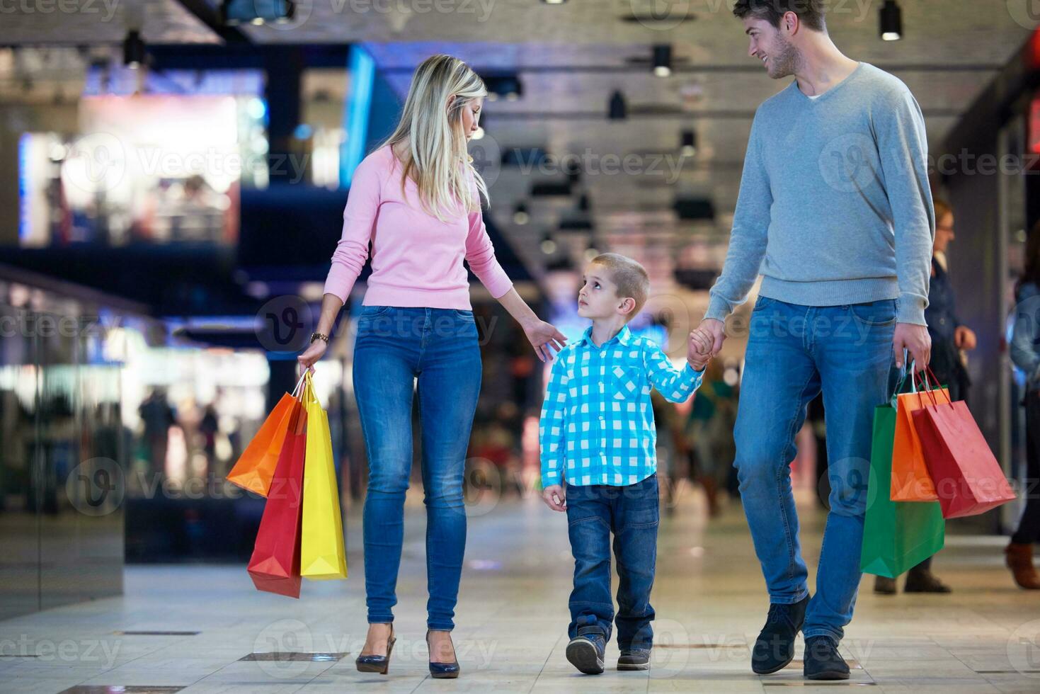 jong familie met boodschappen doen Tassen foto