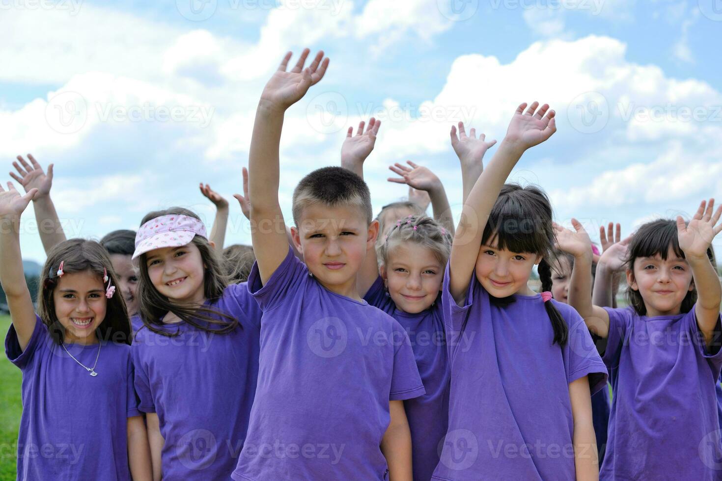 gelukkig kinderen groep hebben pret in natuur foto