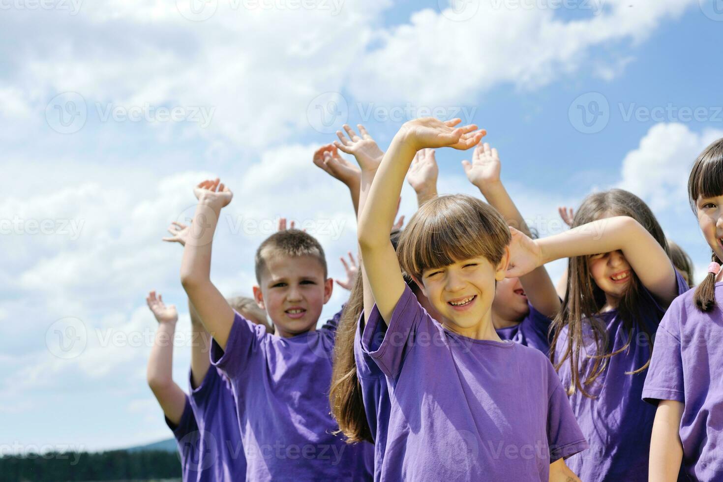 gelukkig kinderen groep hebben pret in natuur foto