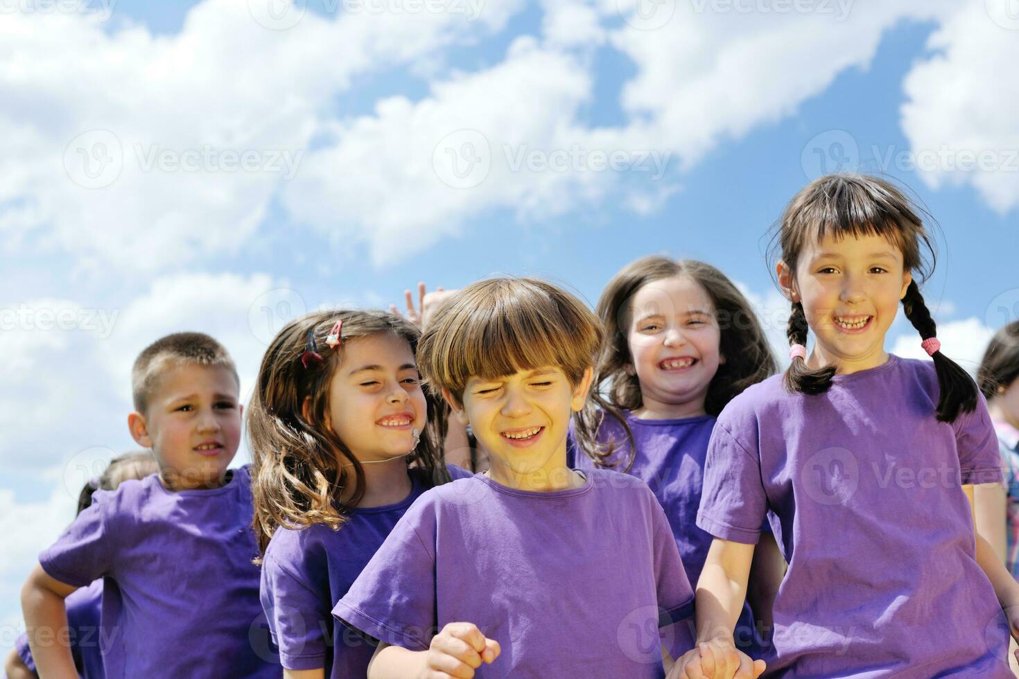 gelukkig kinderen groep hebben pret in natuur foto