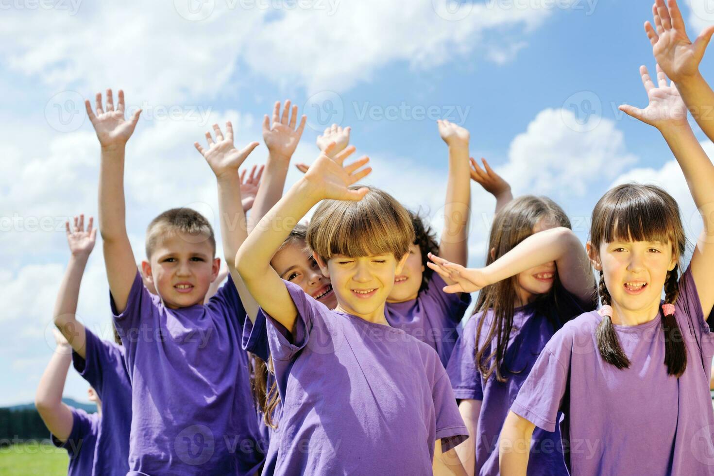 gelukkig kinderen groep hebben pret in natuur foto