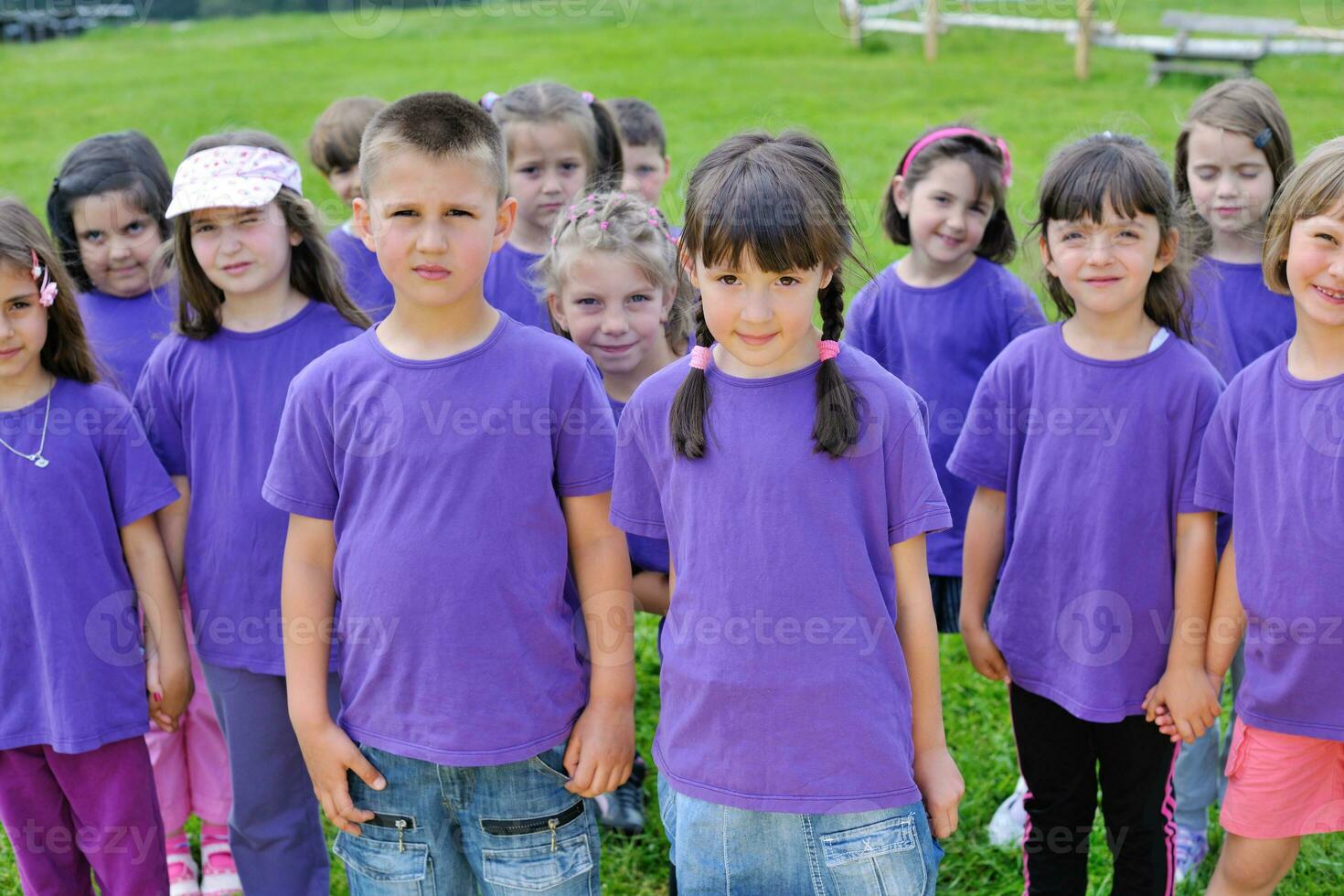 gelukkig kinderen groep hebben pret in natuur foto