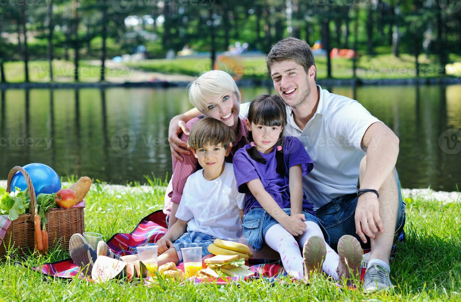 gelukkig familie spelen samen in een picknick buitenshuis foto