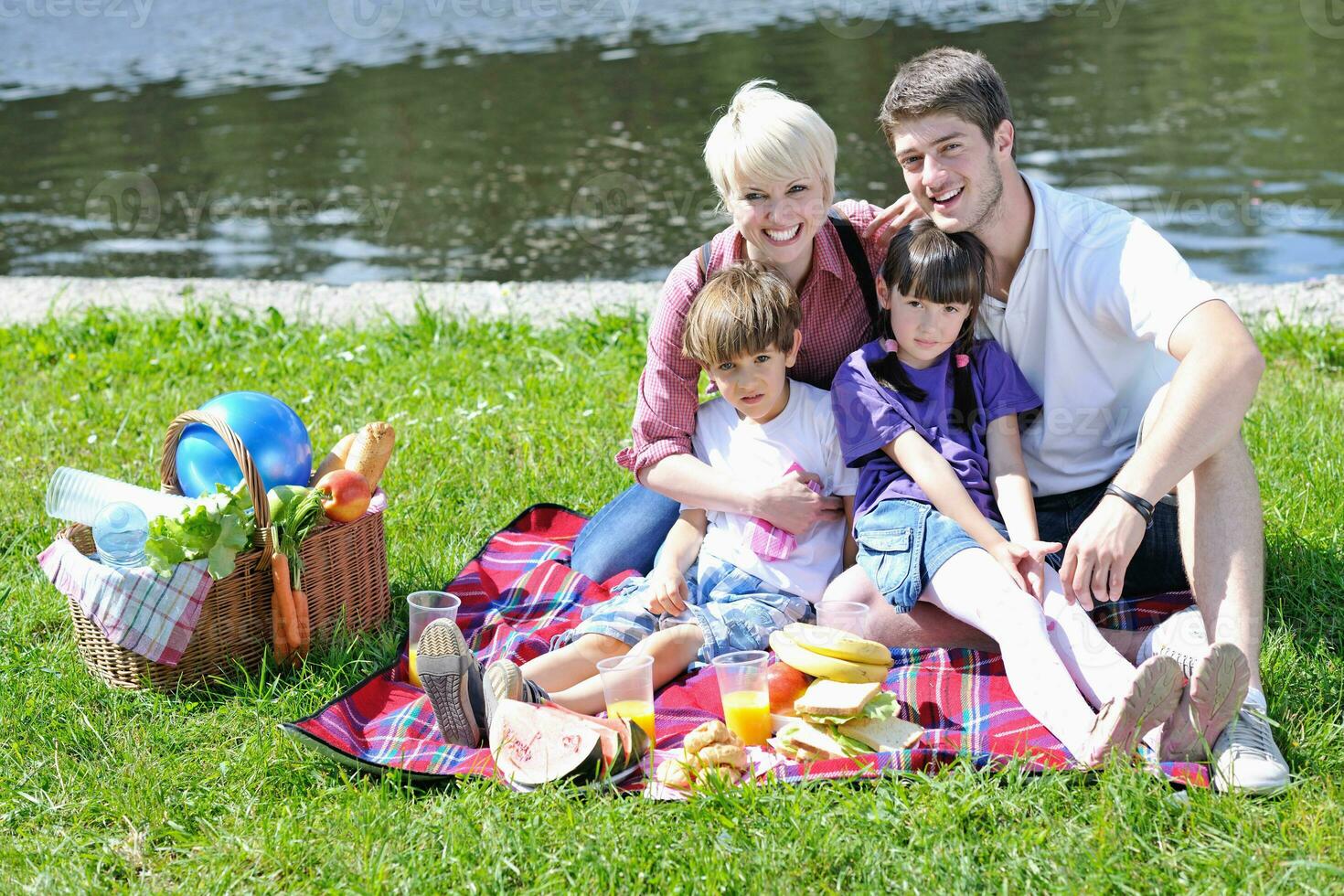 gelukkig familie spelen samen in een picknick buitenshuis foto