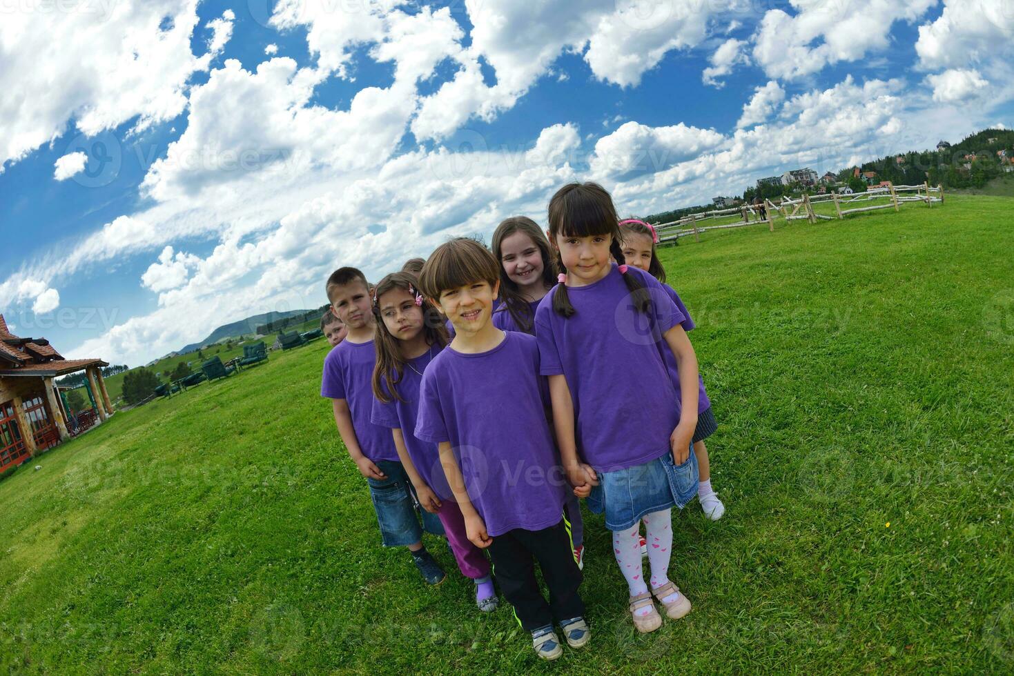 gelukkig kinderen groep hebben pret in natuur foto