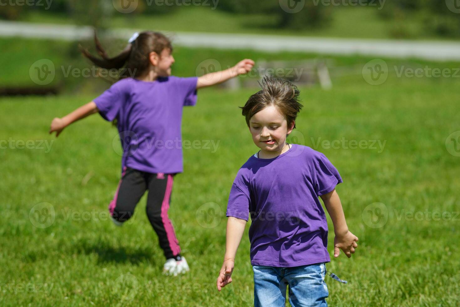 gelukkig kinderen groep hebben pret in natuur foto