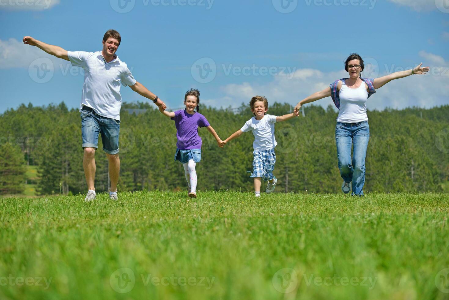 gelukkig jong familie hebben pret buitenshuis foto