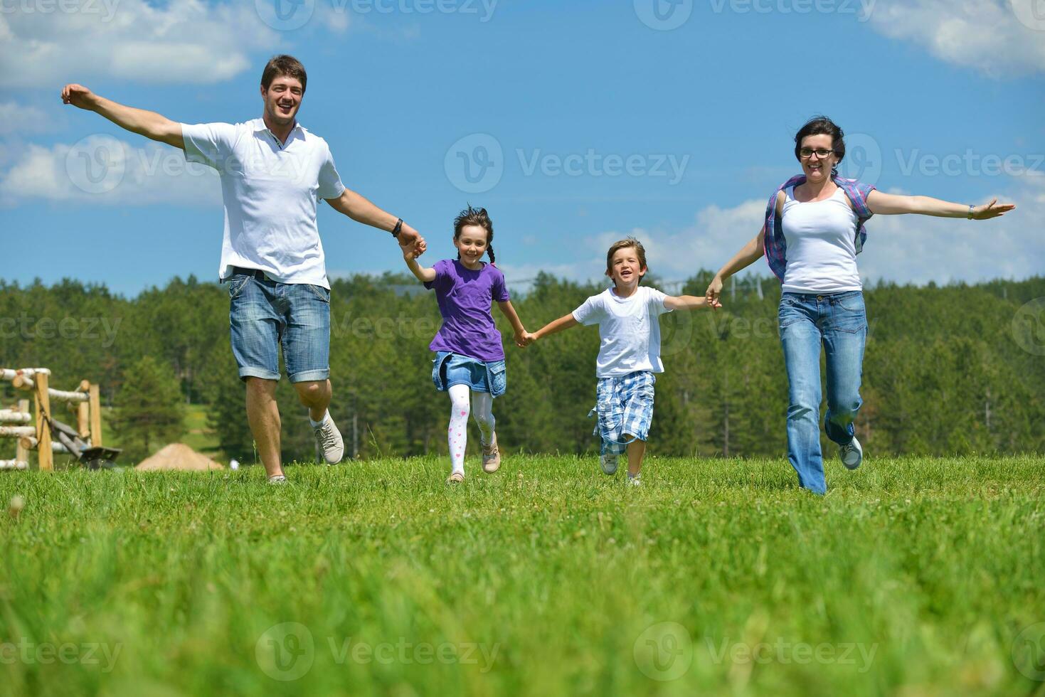 gelukkig jong familie hebben pret buitenshuis foto