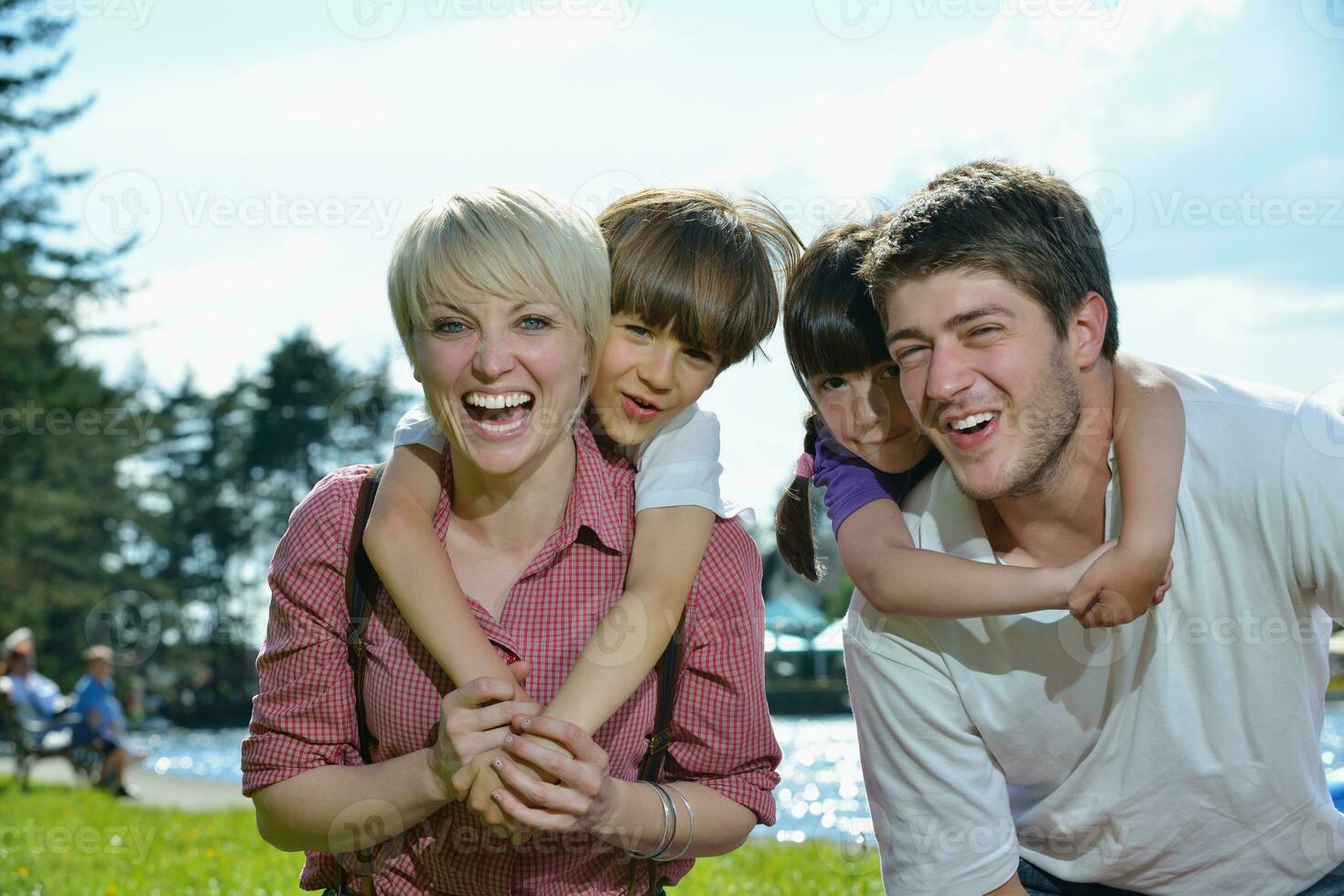 gelukkig jong familie hebben pret buitenshuis foto