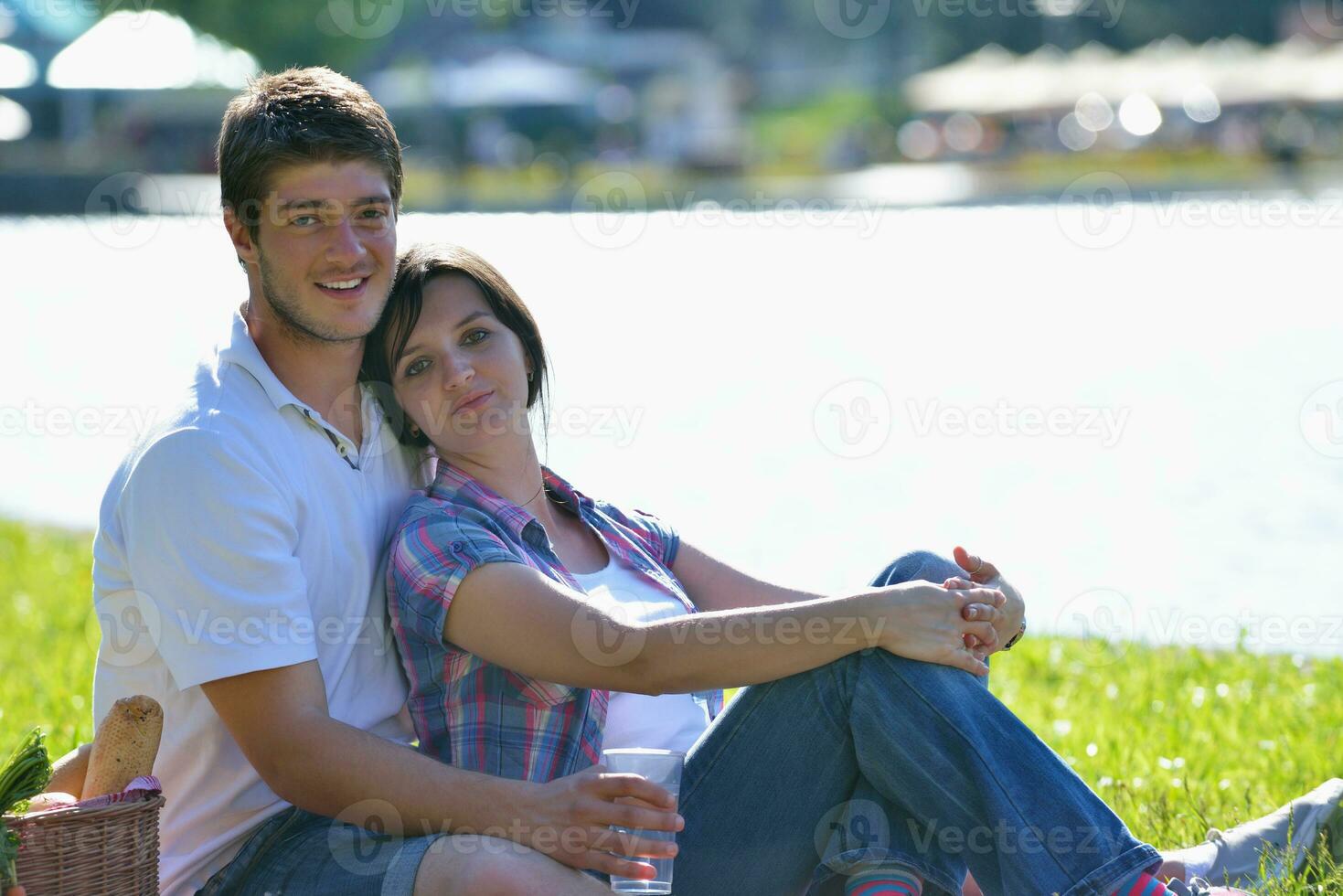 gelukkig jong paar hebben een picknick buitenshuis foto