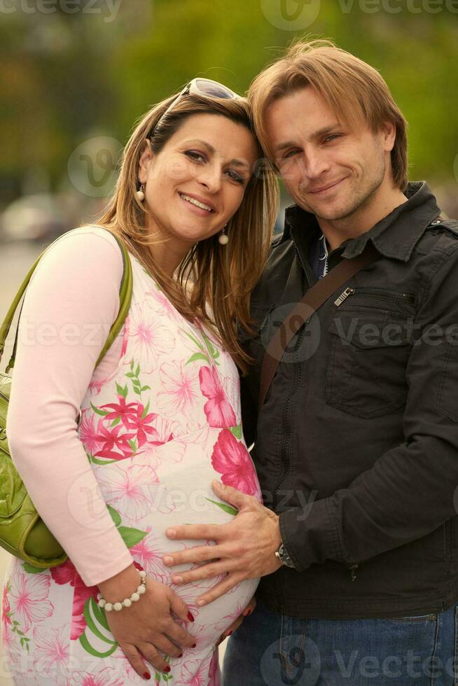 jong zwanger paar hebben pret en kom tot rust foto