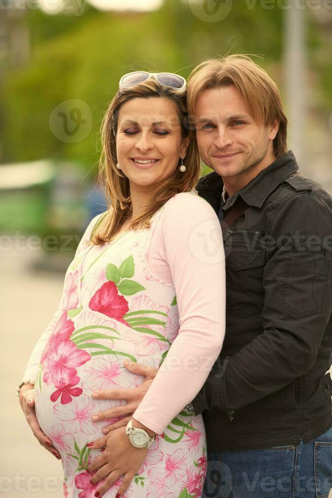 jong zwanger paar hebben pret en kom tot rust foto
