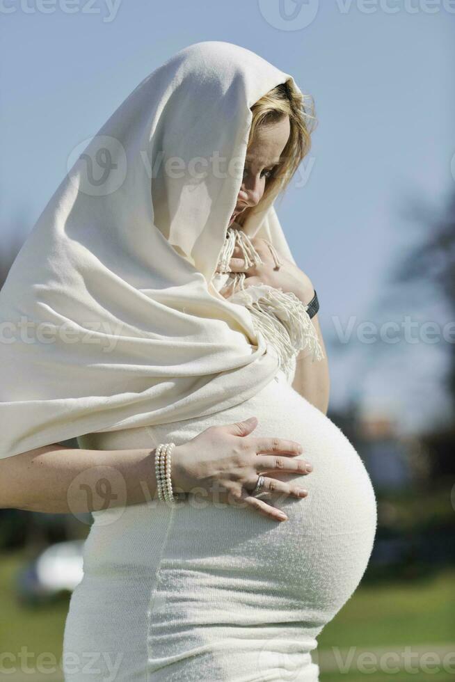 gelukkig jong zwanger vrouw buitenshuis foto