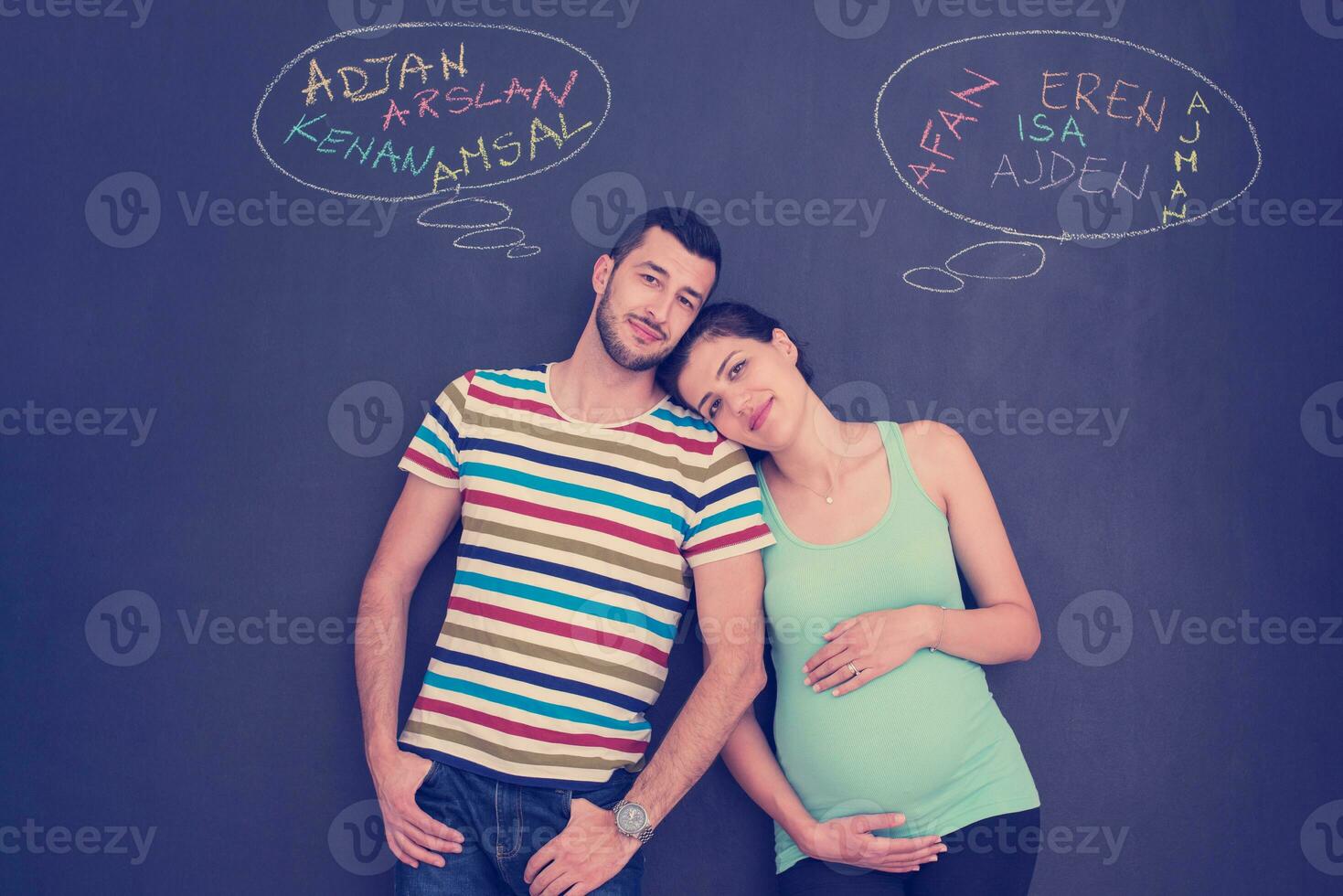 zwanger paar schrijven Aan een zwart schoolbord foto