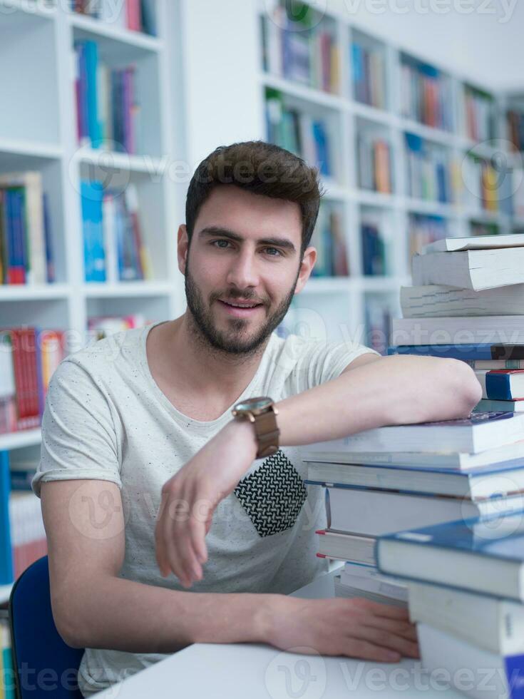 leerling in school- bibliotheek foto