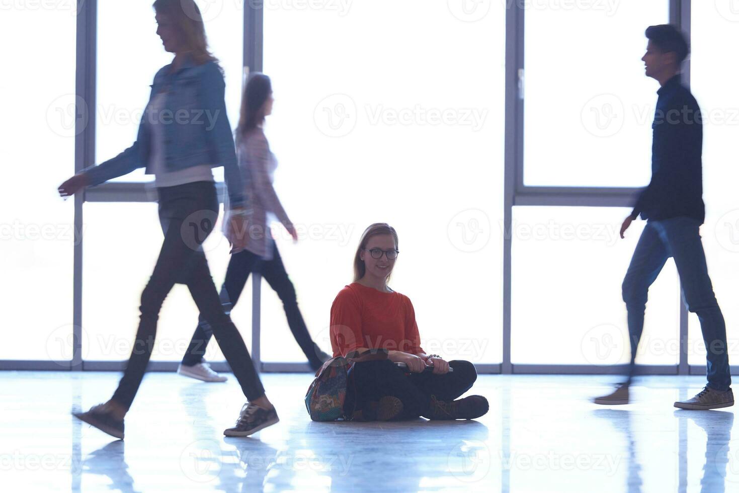 leerling meisje staand met laptop, mensen groep voorbijgaan door foto