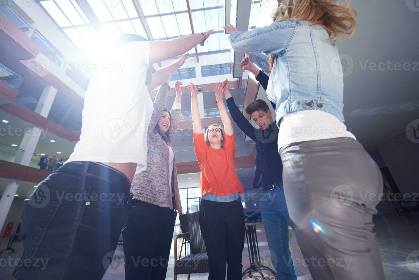 gelukkig studenten vieren foto