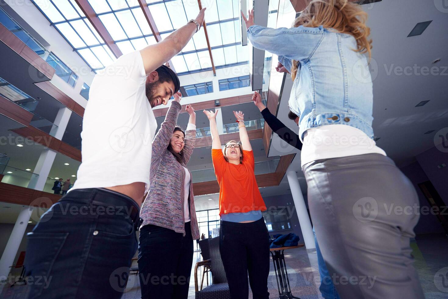 gelukkig studenten vieren foto