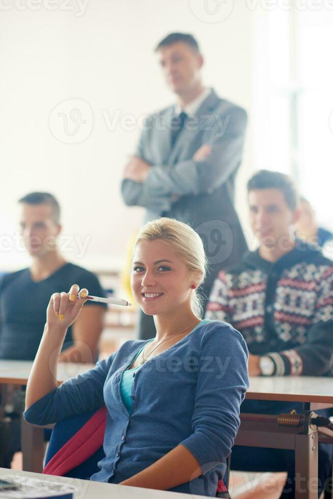 groep van studenten met leraar Aan klasse foto