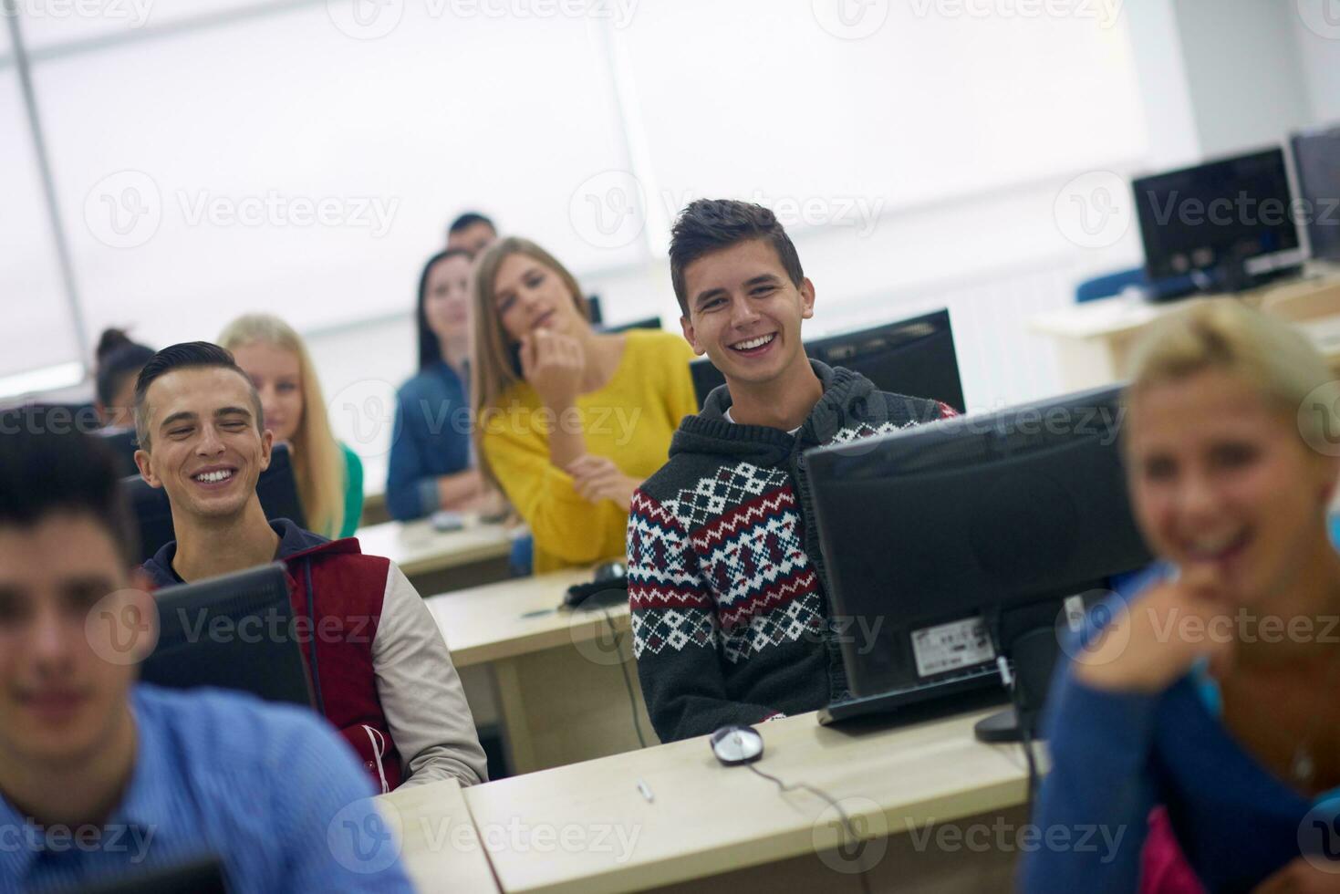 studenten groep in computer laboratorium klas foto