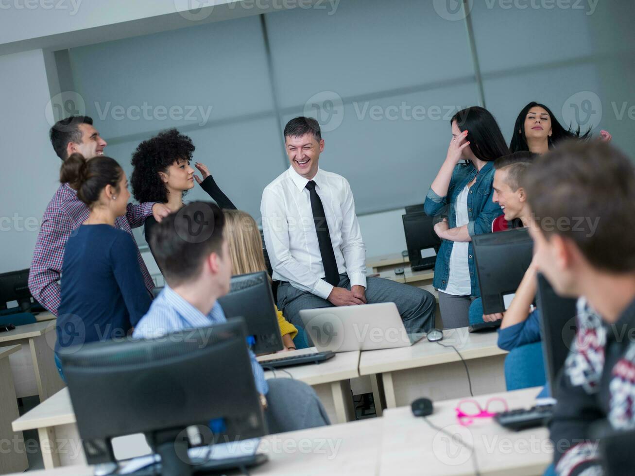 studenten met leraar in computer laboratorium klas foto