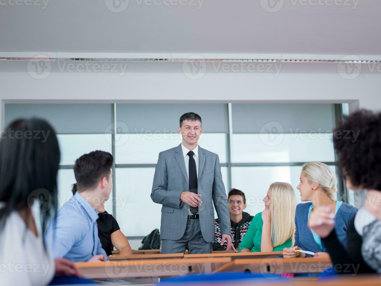 studenten met leraar in computer laboratorium klas foto