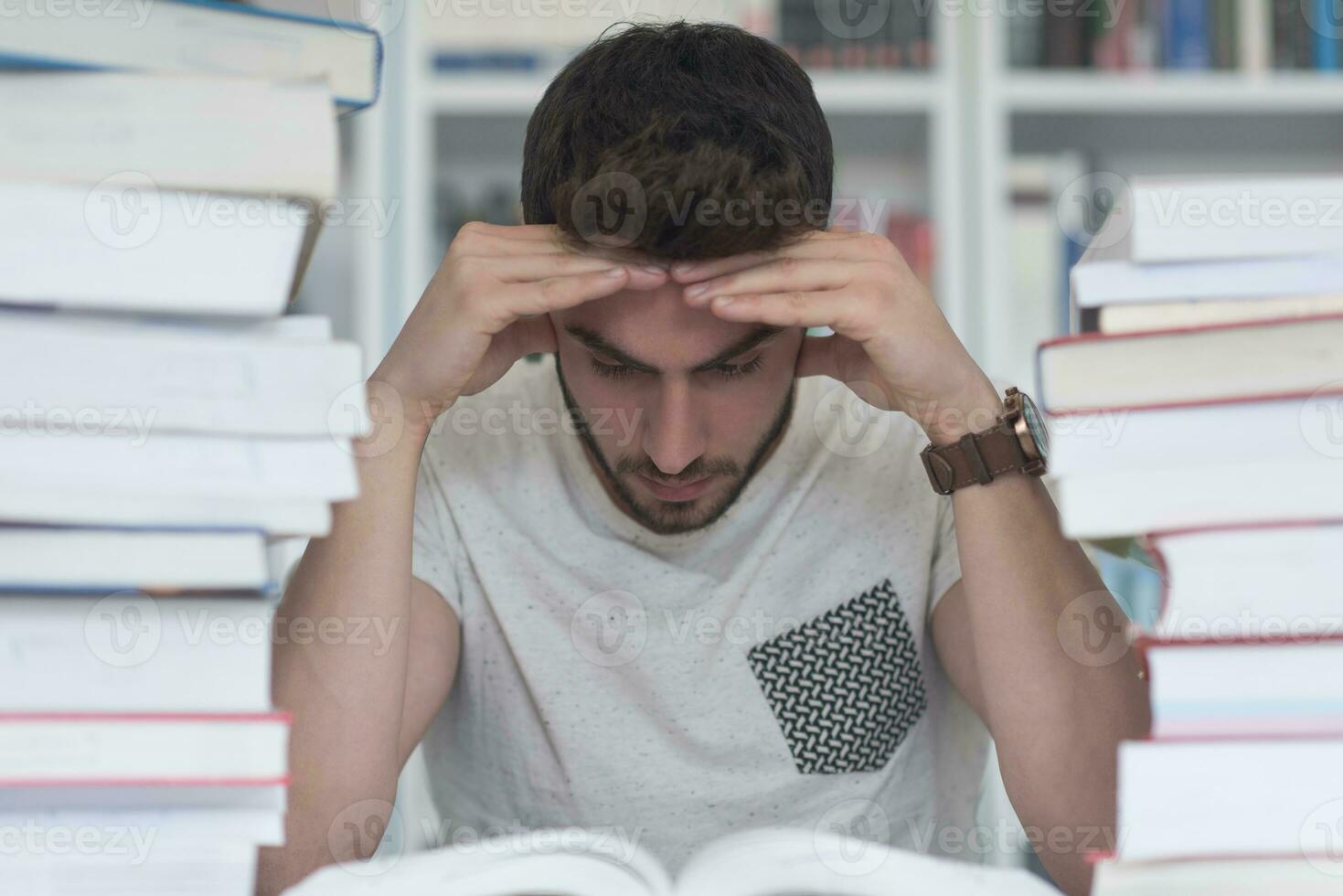 leerling studie in school- bibliotheek foto