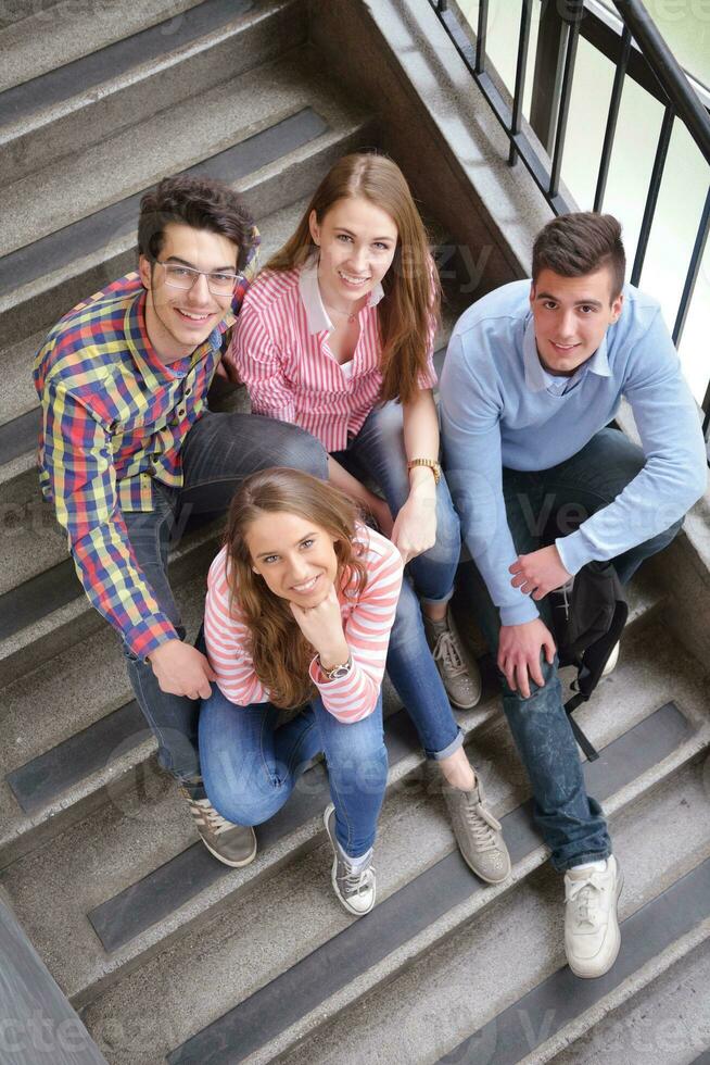 gelukkig tieners groep in school- foto