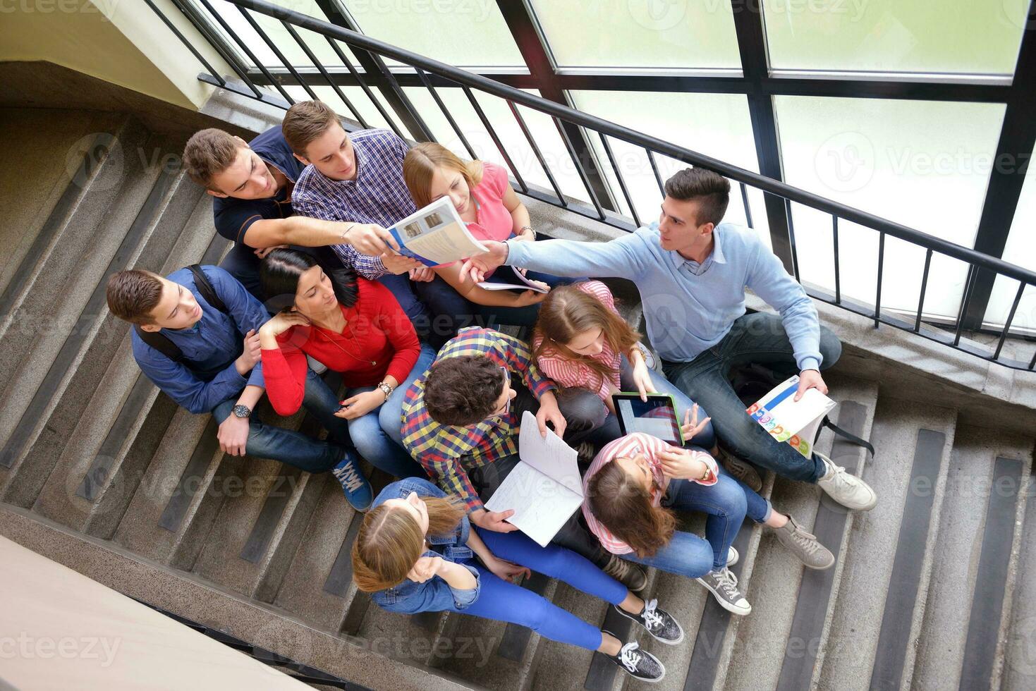 gelukkig tieners groep in school- foto