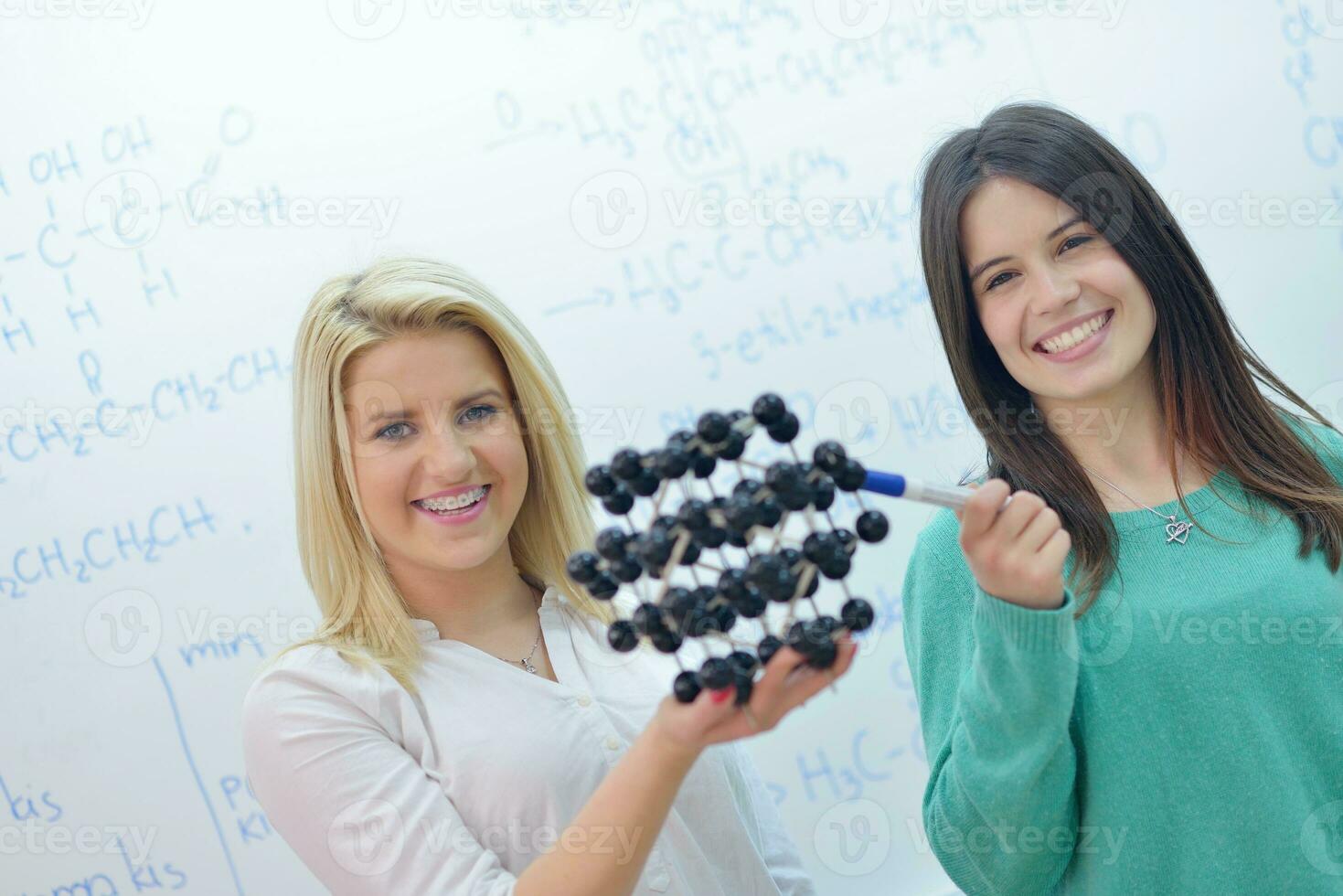 gelukkig tieners groep in school- foto