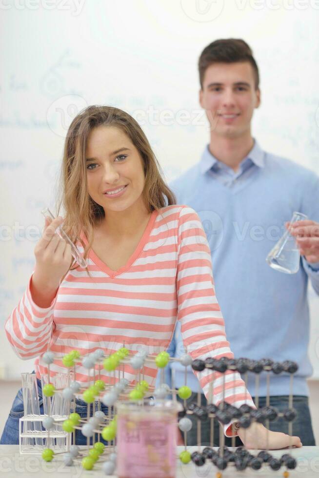 gelukkig tieners groep in school- foto