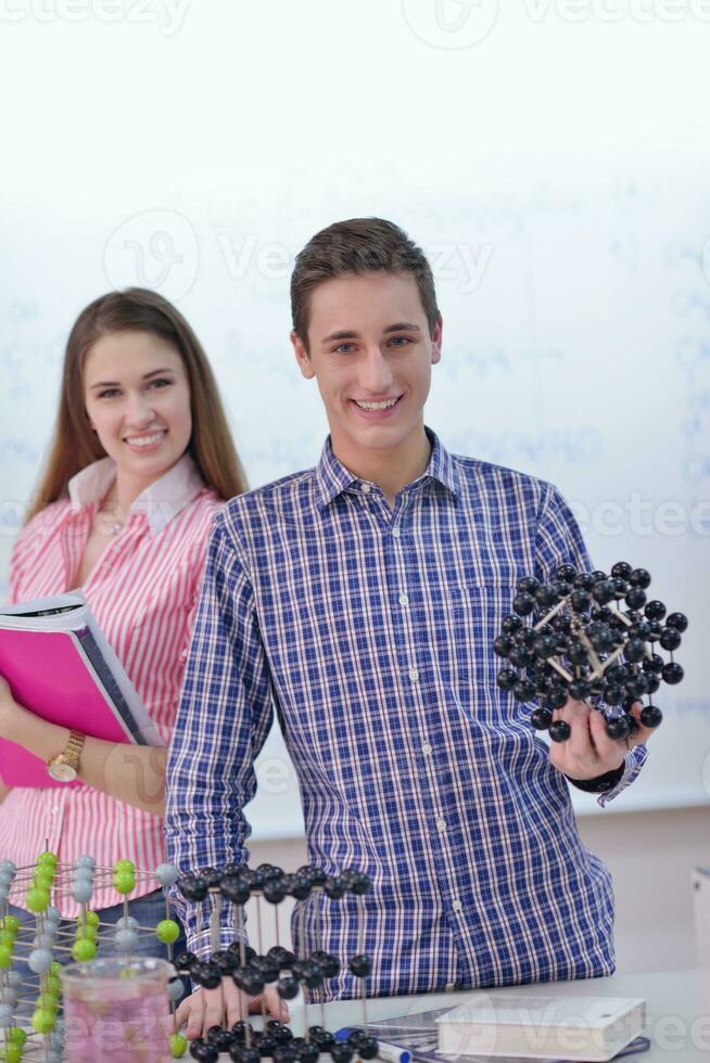 gelukkig tieners groep in school- foto