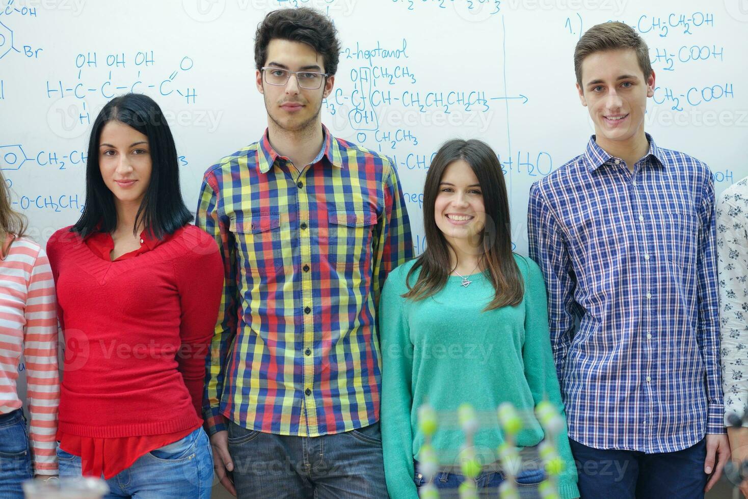 gelukkig tieners groep in school- foto