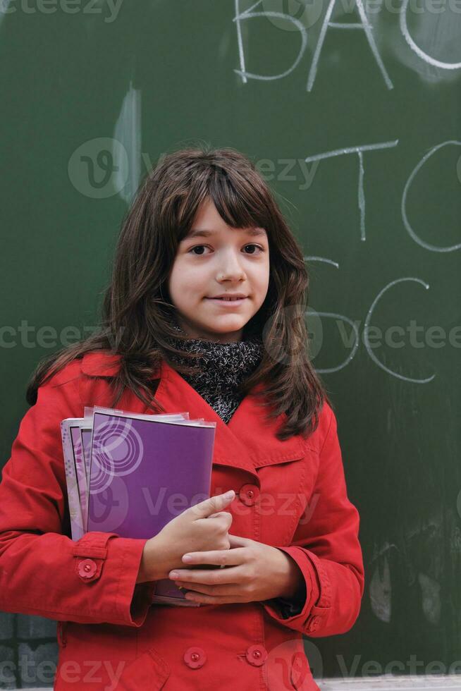 gelukkig school- meisje Aan wiskunde klassen foto