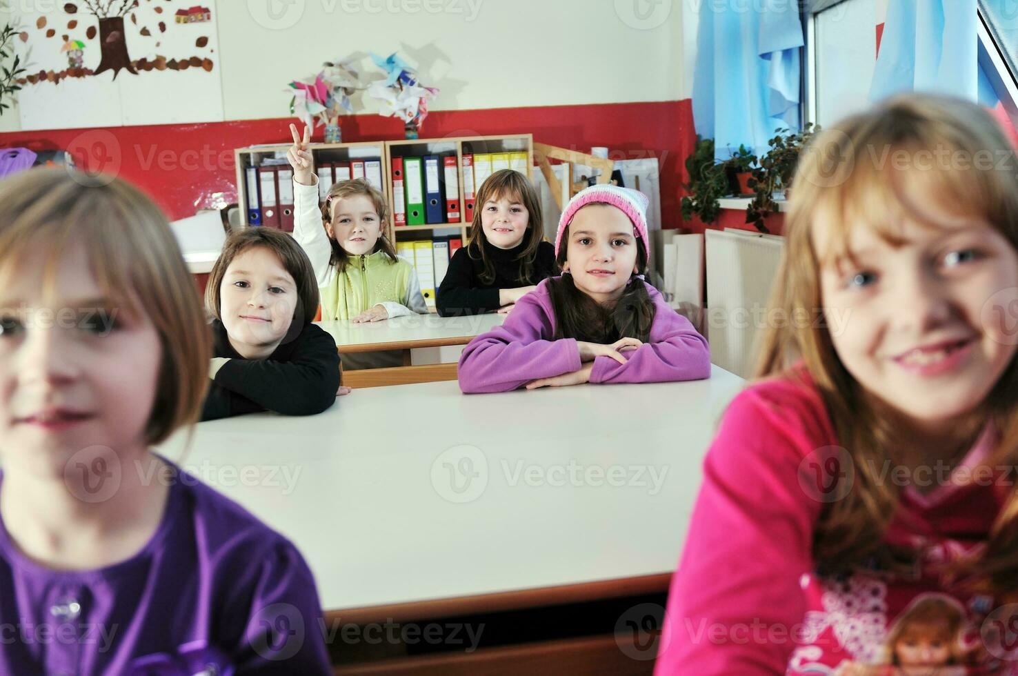 gelukkig kinderen met leraar in school- klas foto