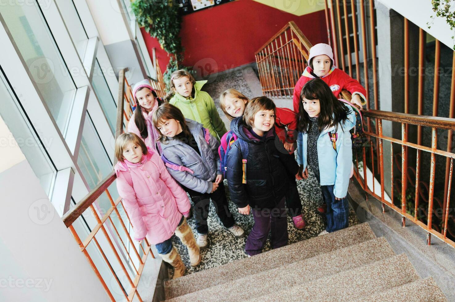 gelukkig kinderen groep in school- foto