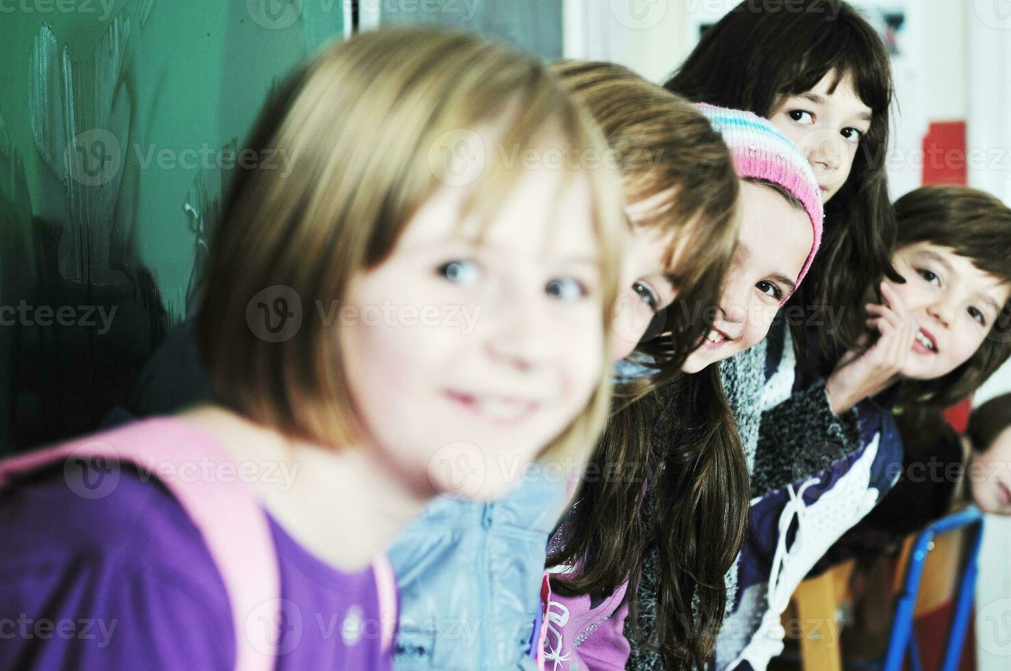 gelukkig kinderen groep in school- foto