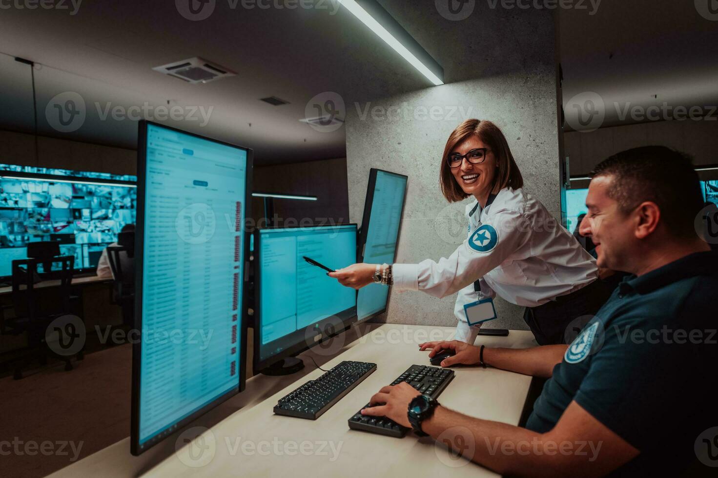 groep van veiligheid gegevens centrum operators werken in een cctv toezicht houden kamer op zoek Aan meerdere monitoren officieren toezicht houden meerdere schermen voor verdacht activiteiten team werken Aan de systeem controle foto