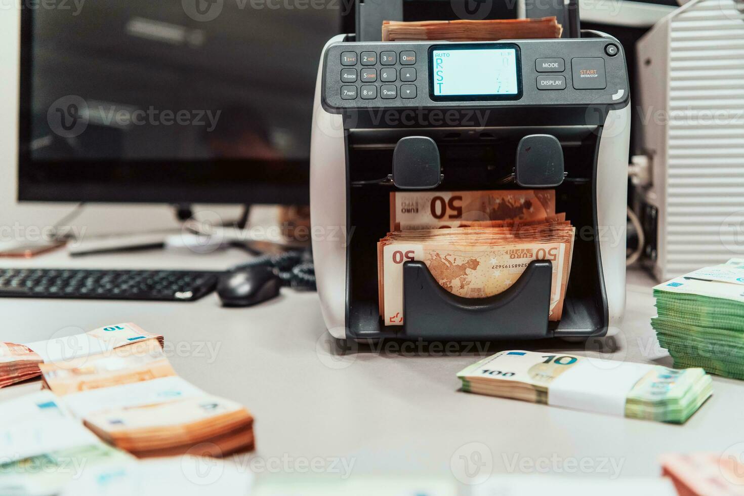 gesorteerd bankbiljetten geplaatst Aan de tafel na het is geteld Aan de elektronisch geld tellen machine foto