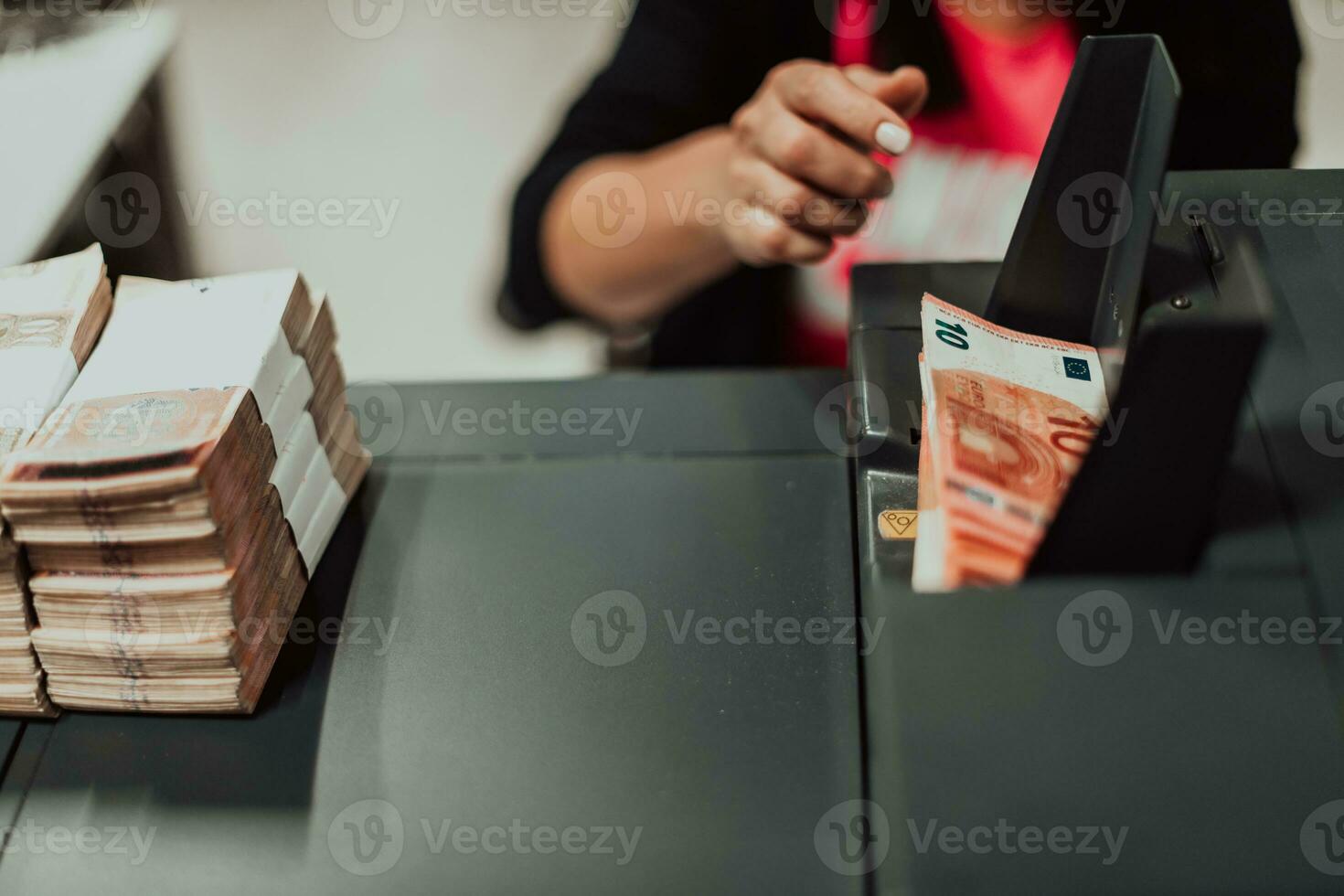 gesorteerd bankbiljetten geplaatst Aan de tafel na het is geteld Aan de elektronisch geld tellen machine foto