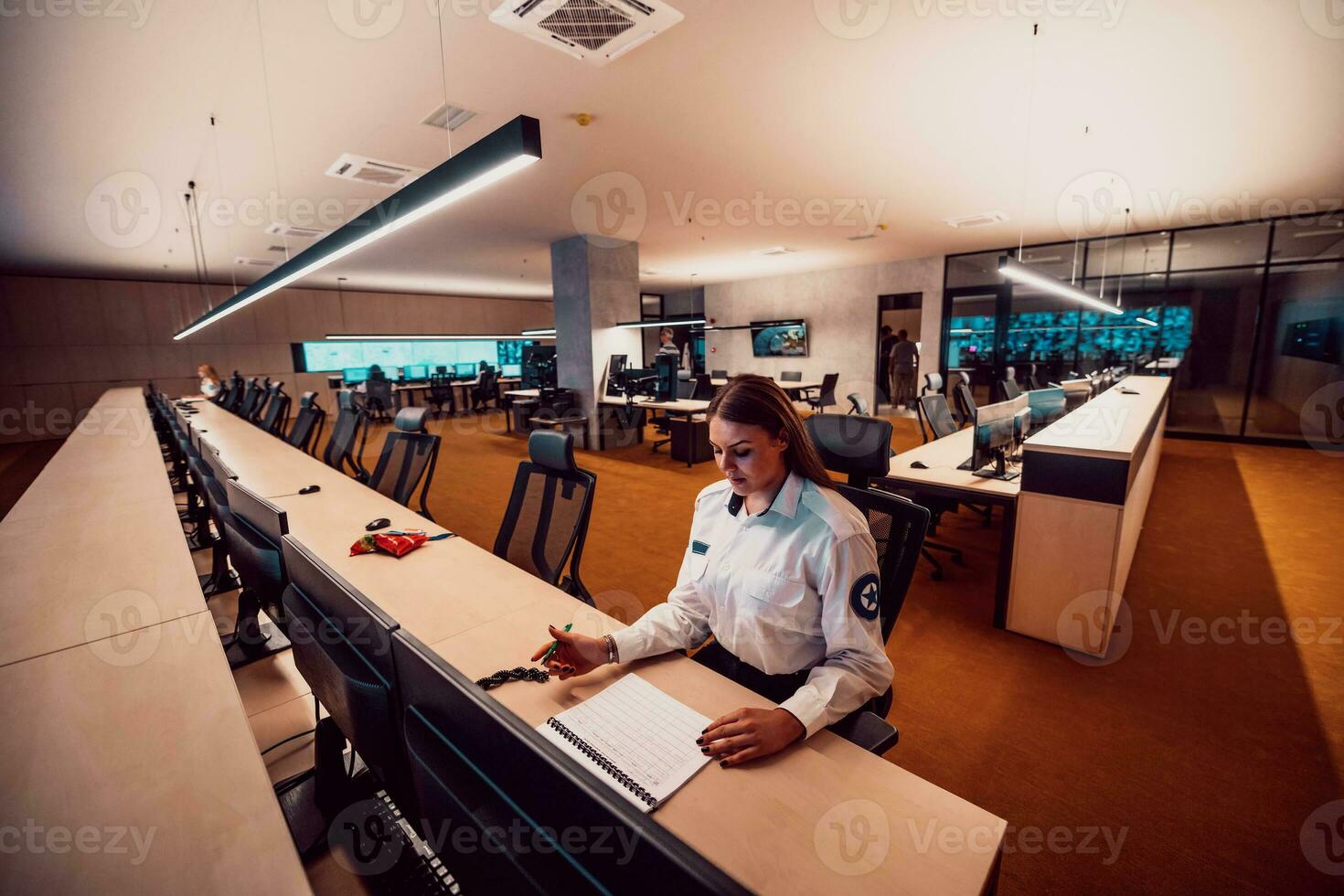 groep van veiligheid gegevens centrum operators werken in een cctv toezicht houden kamer op zoek Aan meerdere monitoren officieren toezicht houden meerdere schermen voor verdacht activiteiten team werken Aan de systeem controle foto