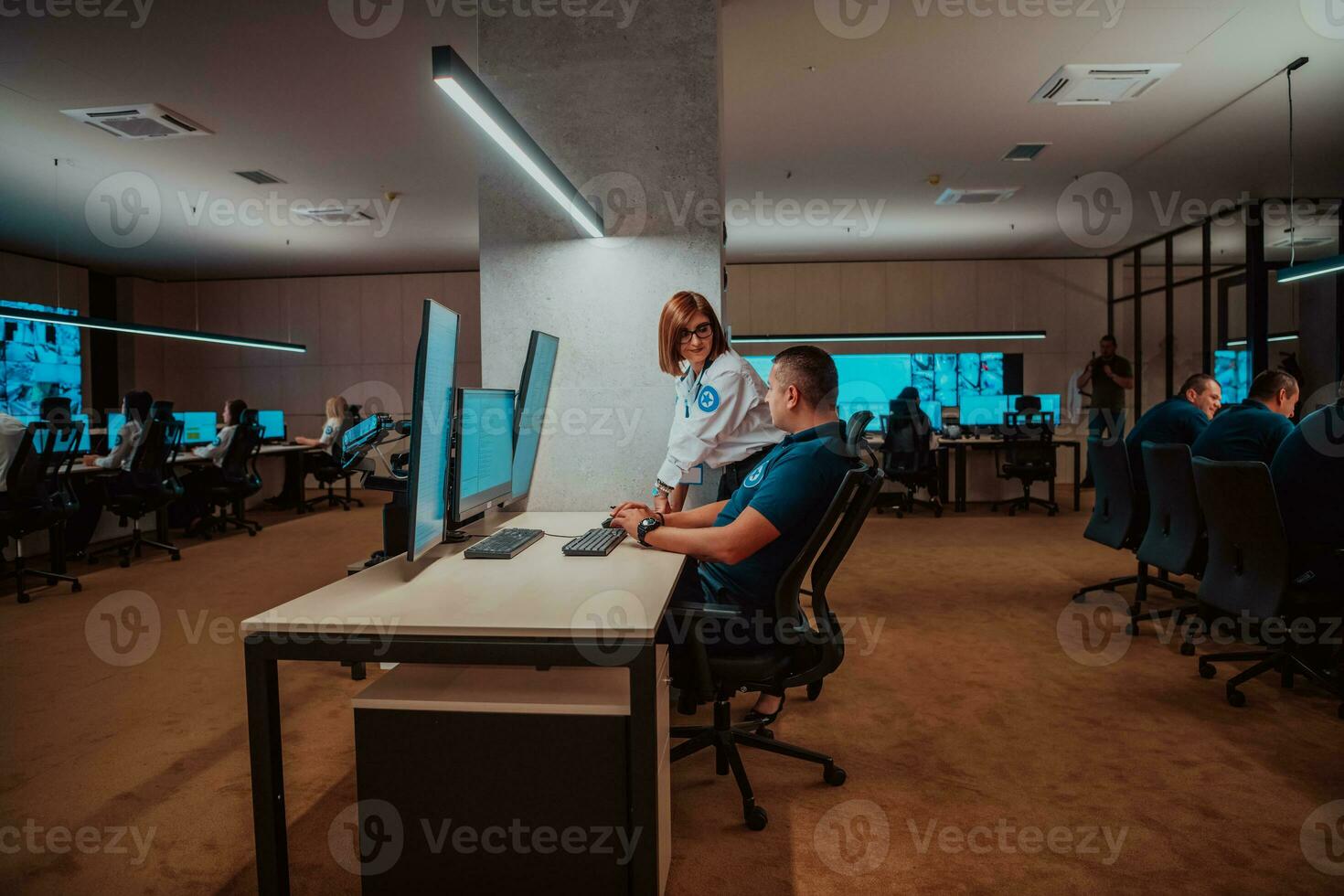 groep van veiligheid gegevens centrum operators werken in een cctv toezicht houden kamer op zoek Aan meerdere monitoren officieren toezicht houden meerdere schermen voor verdacht activiteiten team werken Aan de systeem controle foto