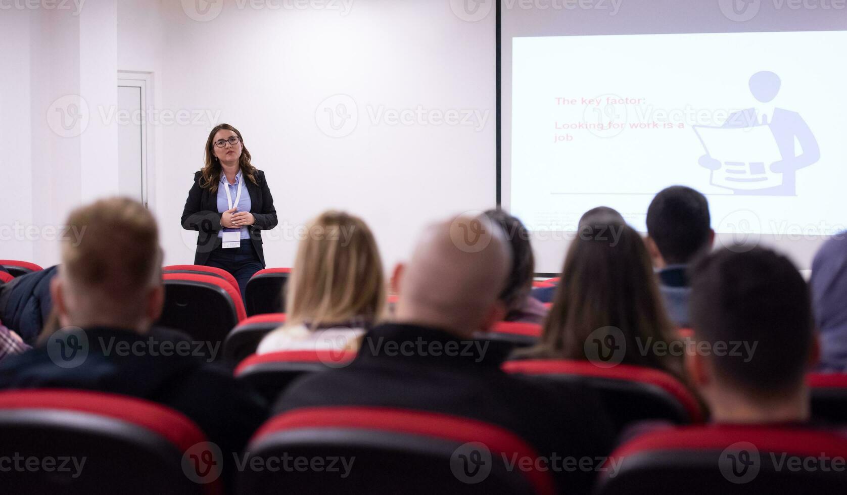 zakenvrouw geven presentaties Bij conferentie kamer foto