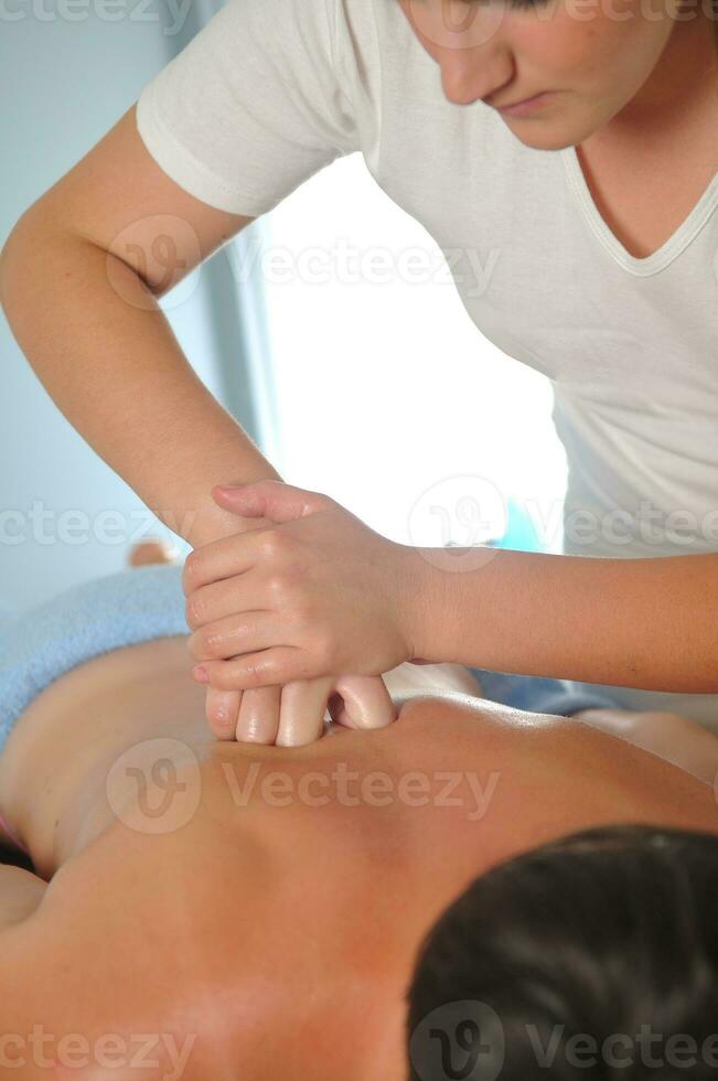 rugmassage in het spa- en wellnesscentrum foto