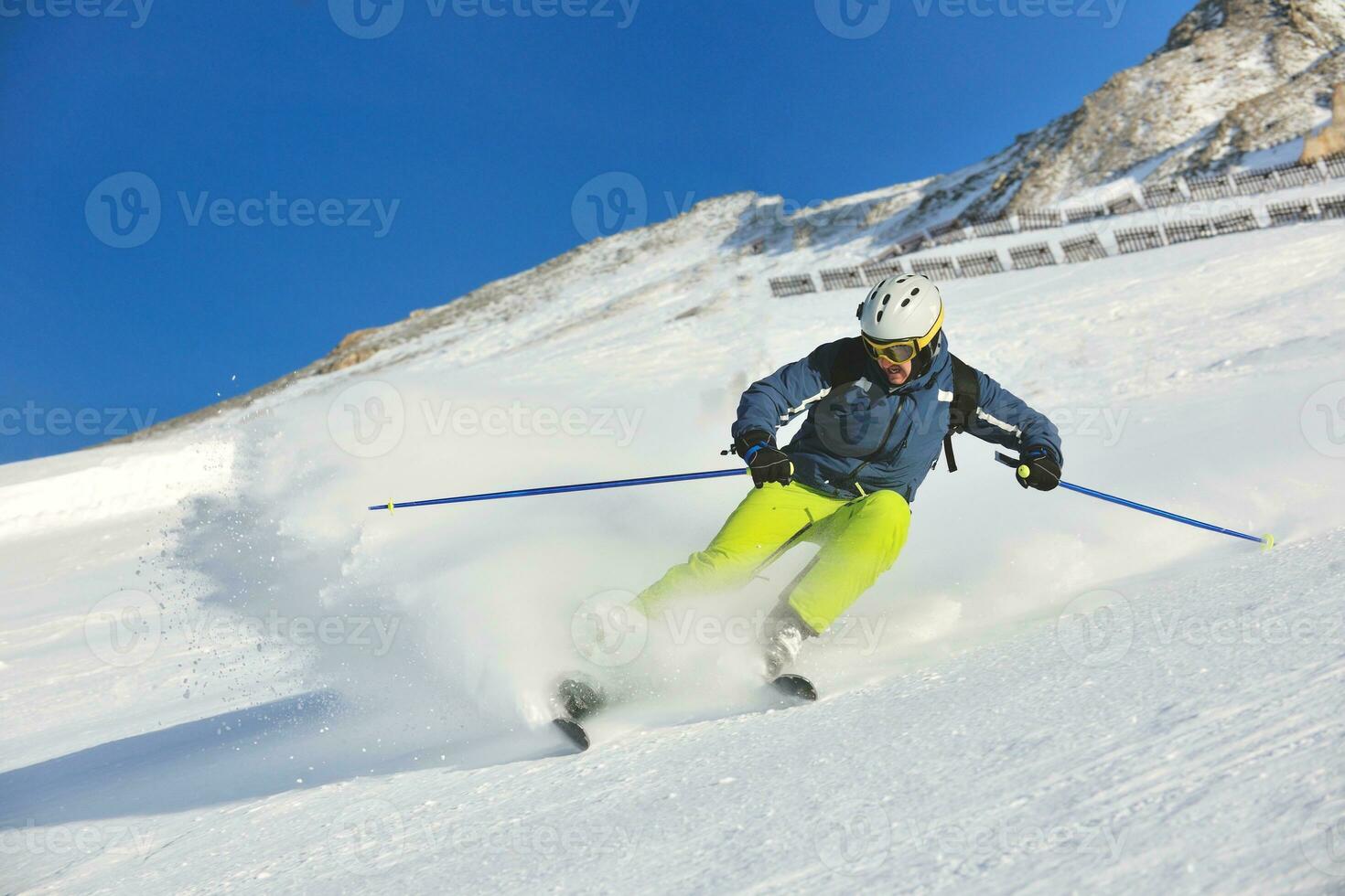 skiën op verse sneeuw in het winterseizoen op een mooie zonnige dag foto