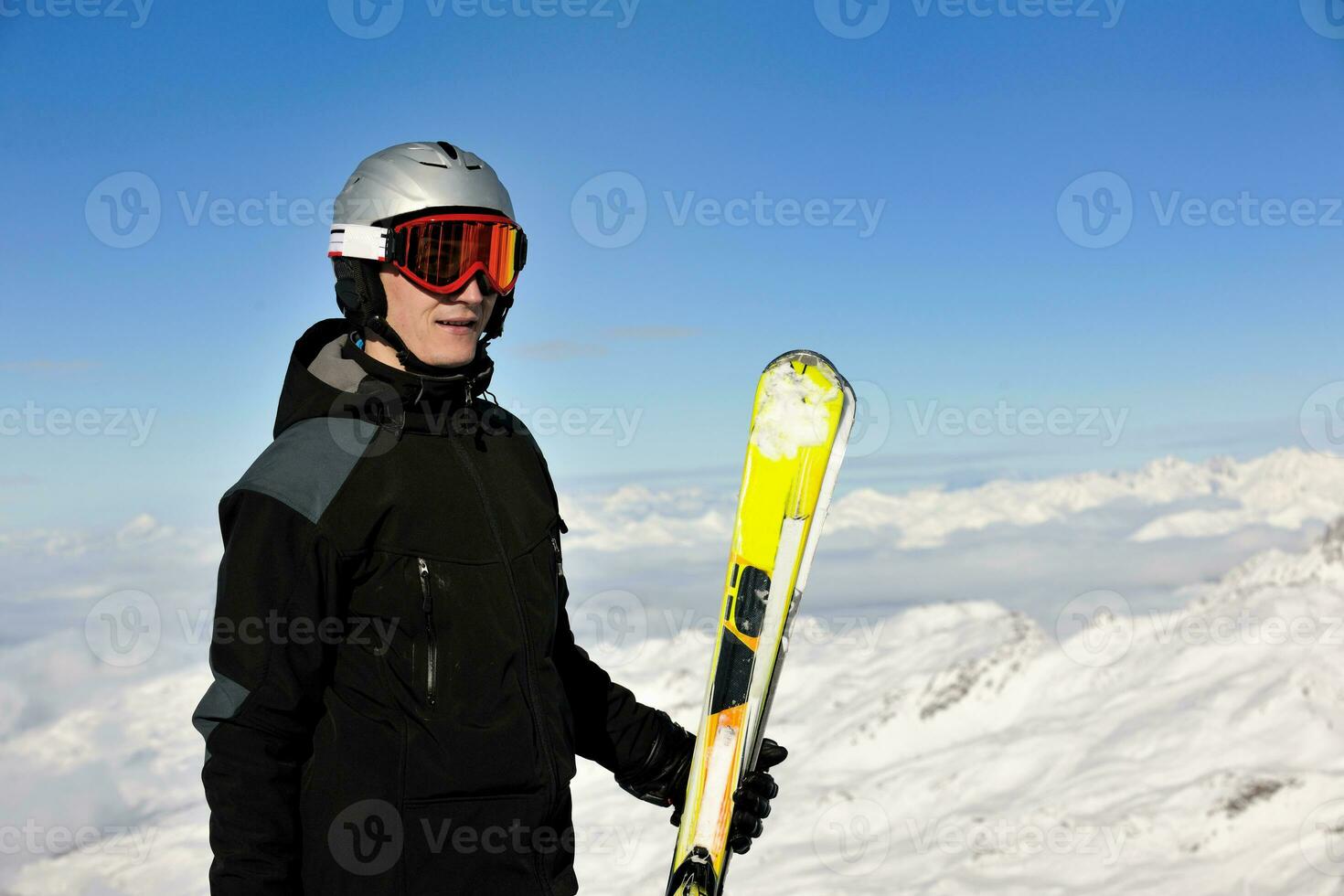 mensen groep Aan sneeuw Bij winter seizoen foto